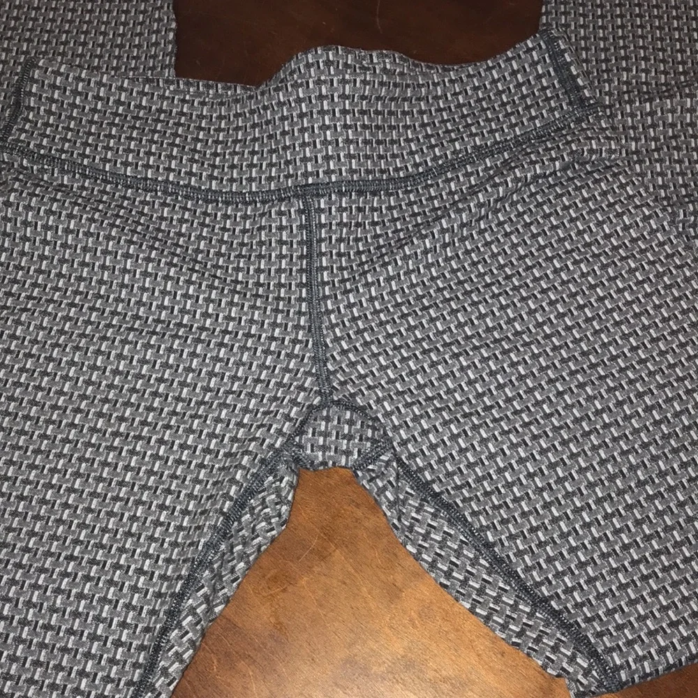 Ivivva by Lululemon GRAY with BLACK Blocked Pattern Girl’s Size 14 Leggings